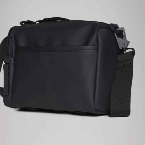 Rains Texel crossbody bag black NWT NEW waterproof - Picture 3 of 5